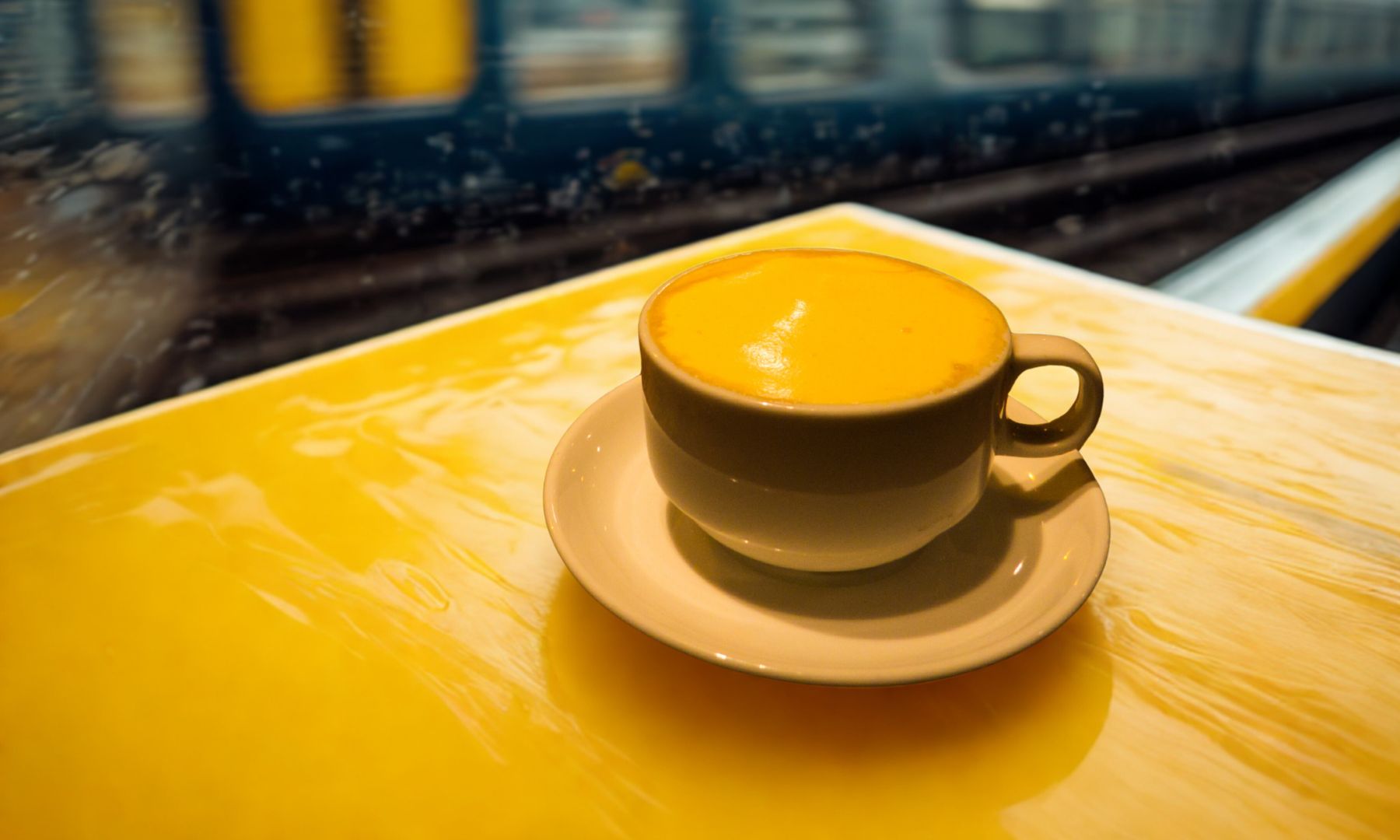 線路脇のカフェにてエッグコーヒー(一杯)をお楽しみください ♪